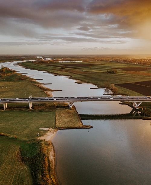 paysage avec un pont et une rivière